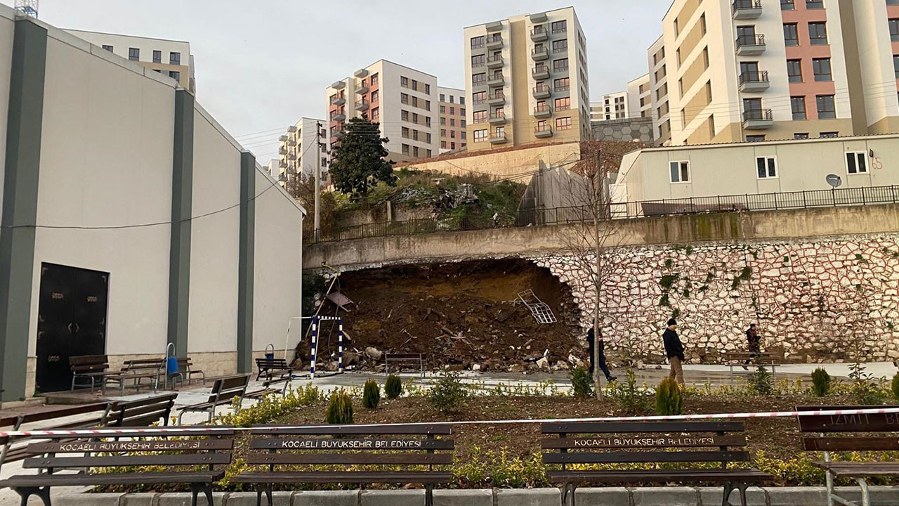 Kocaeli’de 10 metrelik istinat duvarı okul bahçesine devrildi