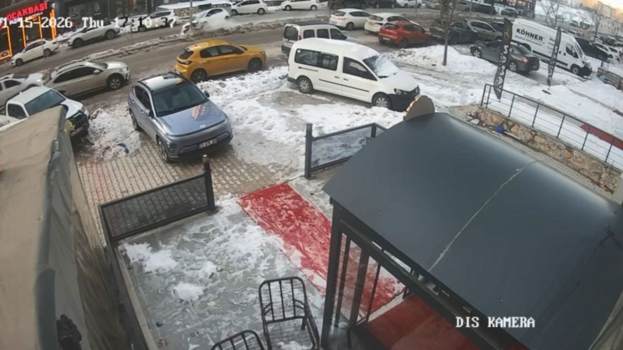 Elazığ'da 3 aracın karıştığı kaza kamerada: 1 yaralı