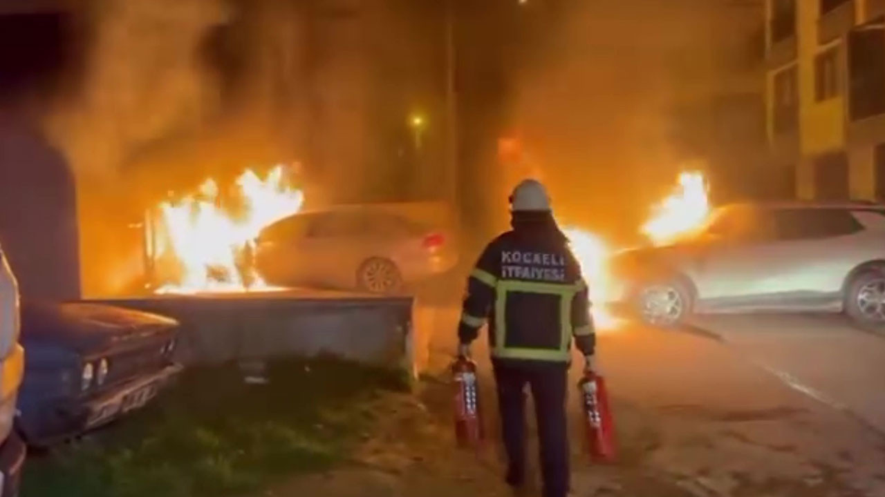 Park halindeki araç alev alev yandı: 2 otomobil zarar gördü