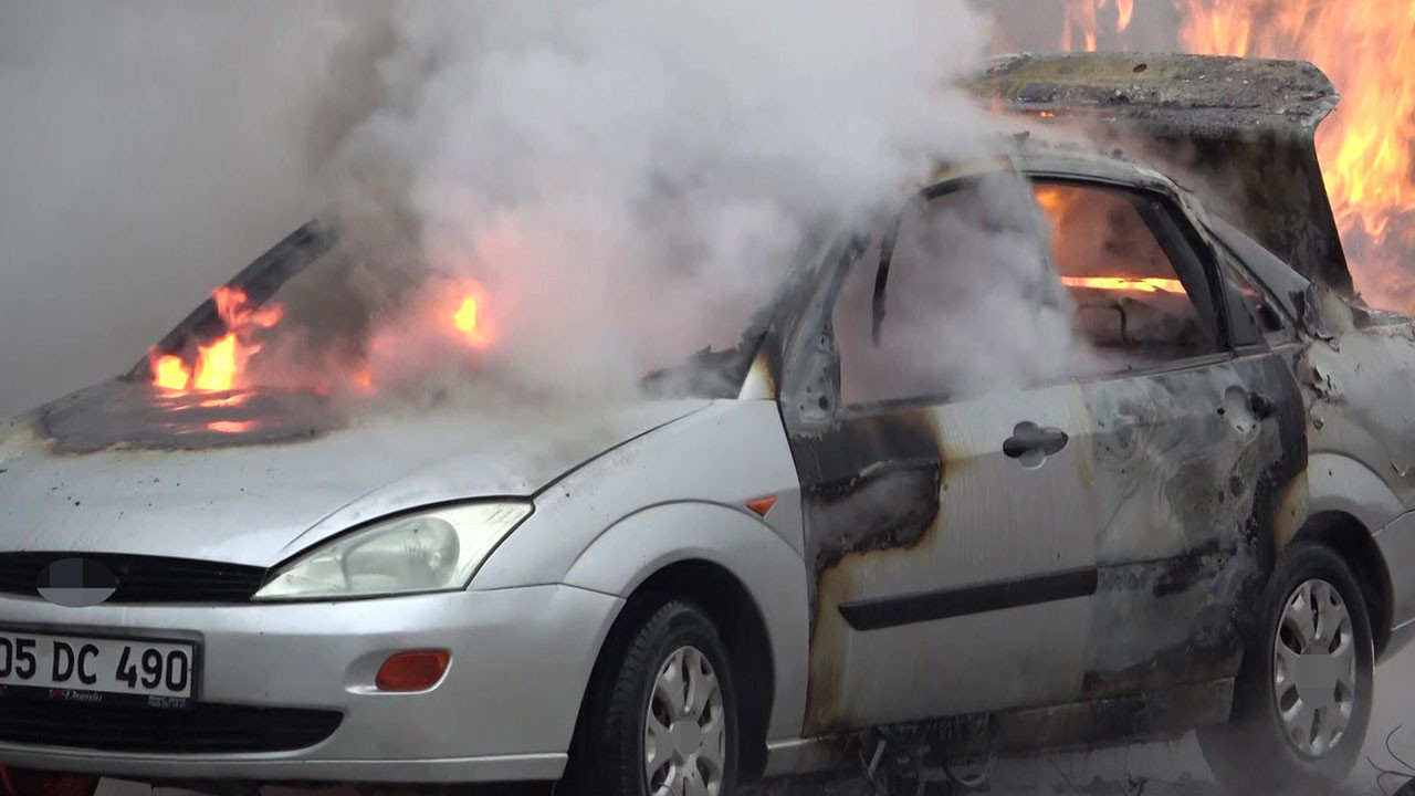 Amasya'da otomobil alev alev yandı, patlamalar korkuttu