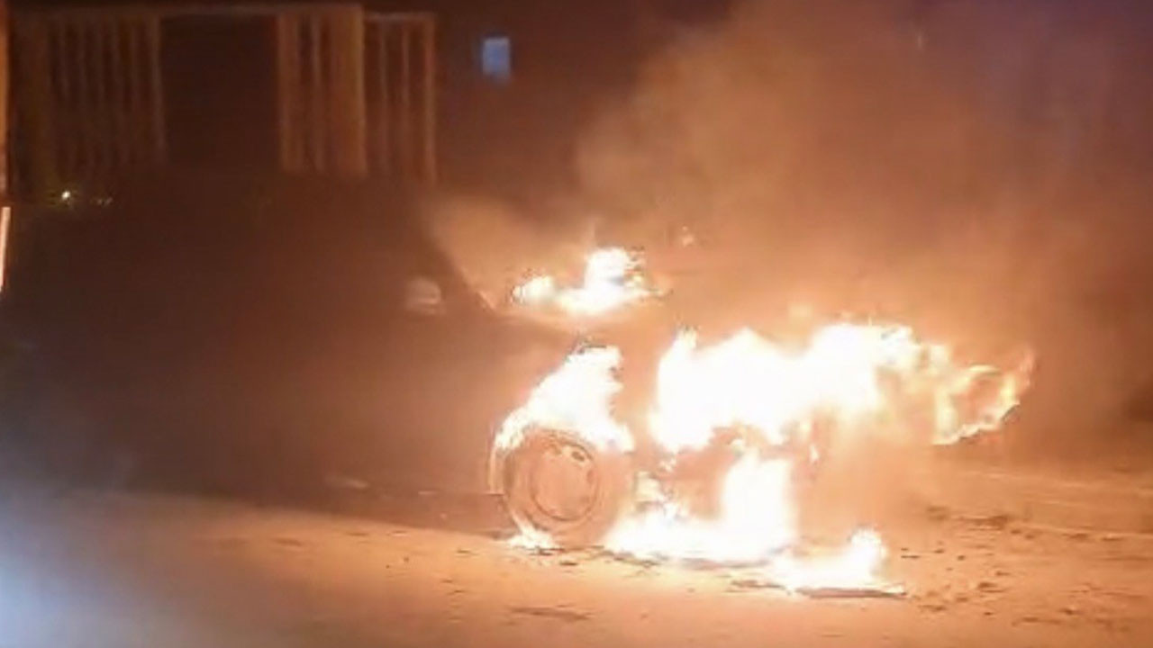 Batman’da park halindeyken yanan otomobil kullanılamaz hale geldi