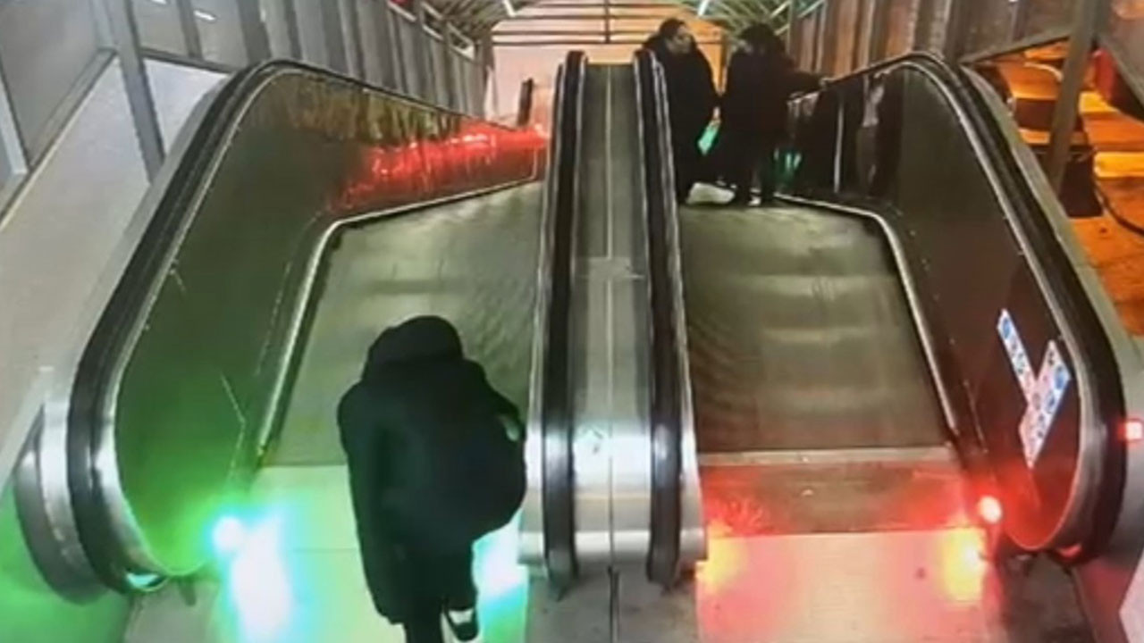 Şehir magandaları kamerada: Yürüyen merdiveni durdurup kaçtılar