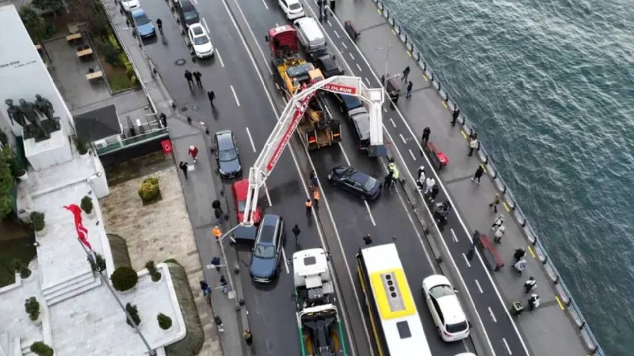 Üsküdar’da TIR'ın üzerindeki ekskavatör tabelayı yıktı: 7 araç zarar gördü