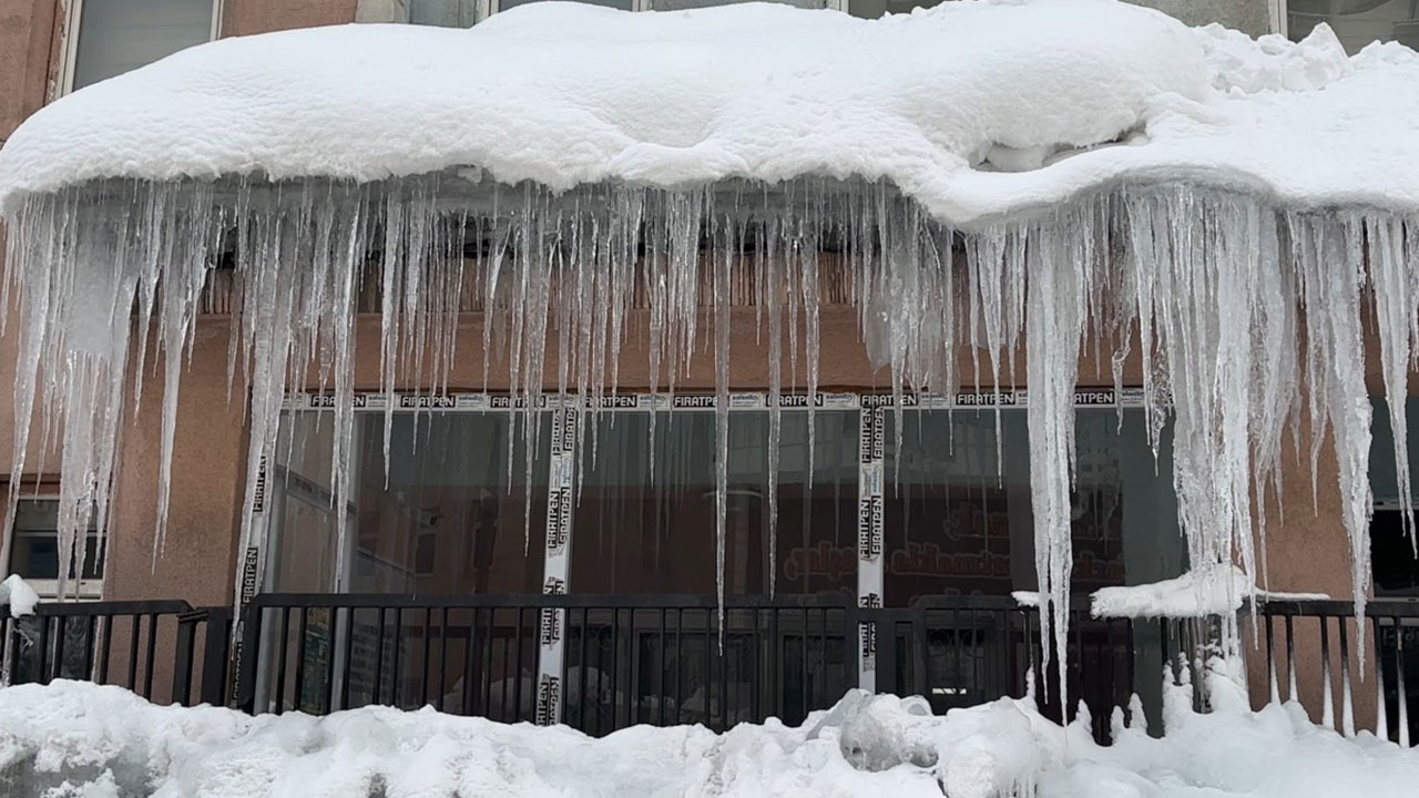 Yüksekova'da 3 metrelik buz sarkıtları oluştu