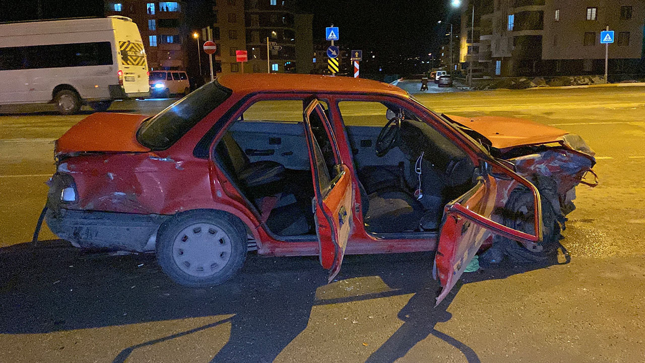 Çorum’da iki otomobil çarpıştı: 4 yaralı