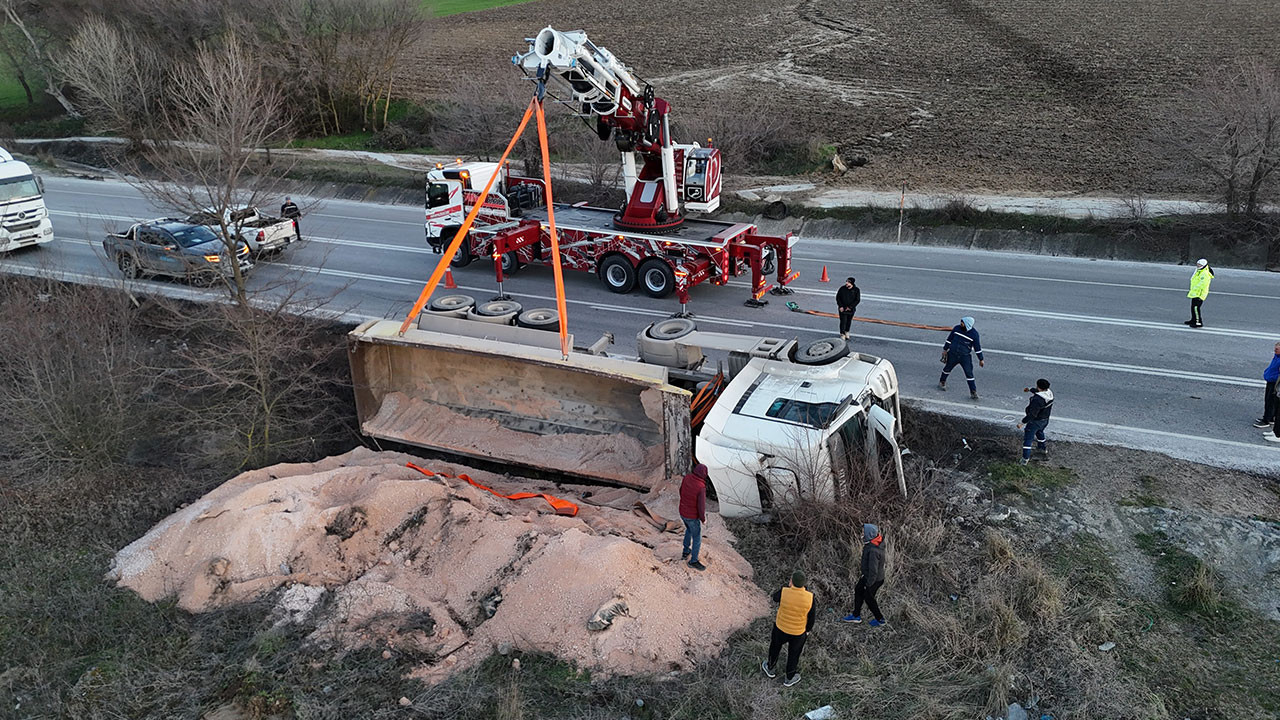 Hafriyat kamyonu uluslararası yolda trafiği felç etti