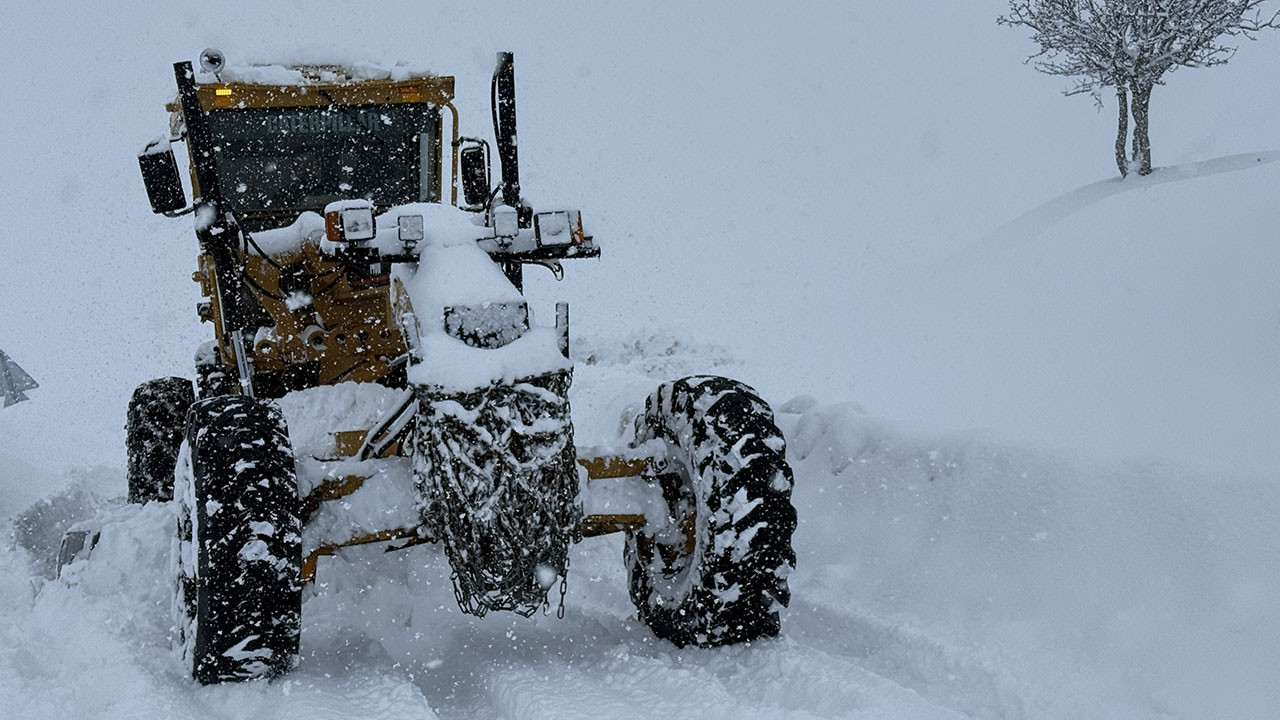 Muş'ta 176 köy yolu ulaşıma kapandı, ekipler hastalar için seferber oldu