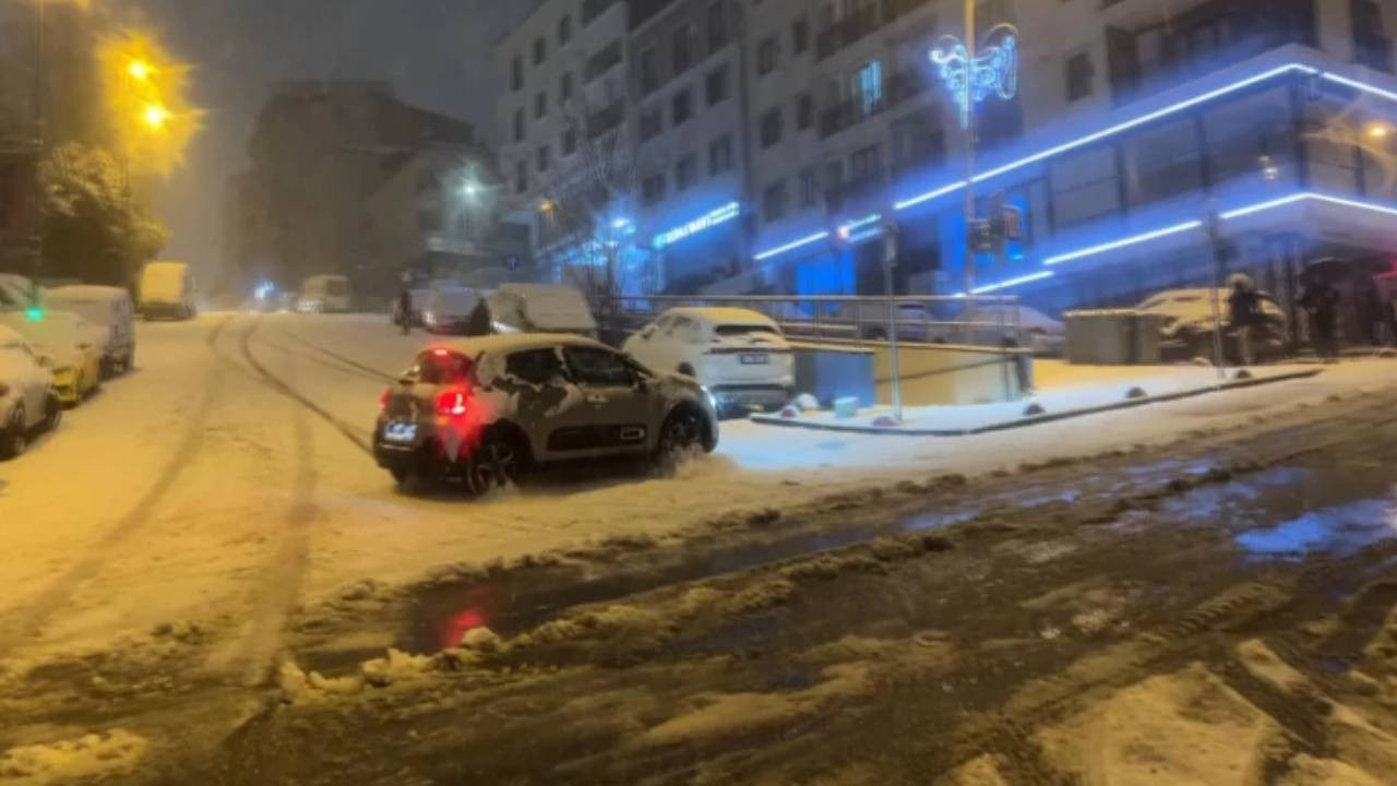 İstanbul'da kar gece boyu devam etti! Araçlar kaydı, sokaklar piste döndü
