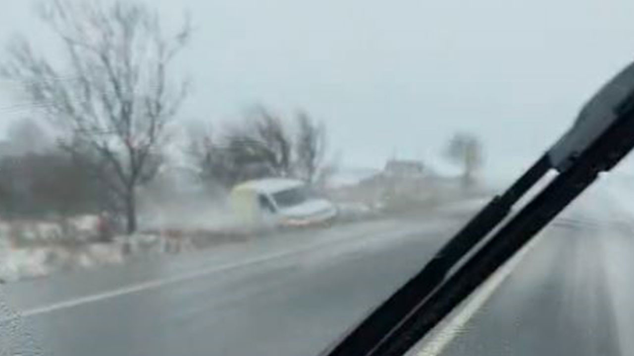 Arnavutköy'de kontrolden çıkan araç çayırlık alana uçtu: Kaza anı kamerada