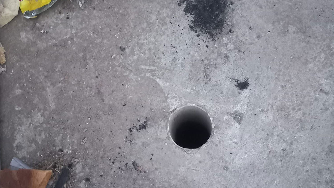 Su pompası deliğine düşen yavru kediyi itfaiye kurtardı