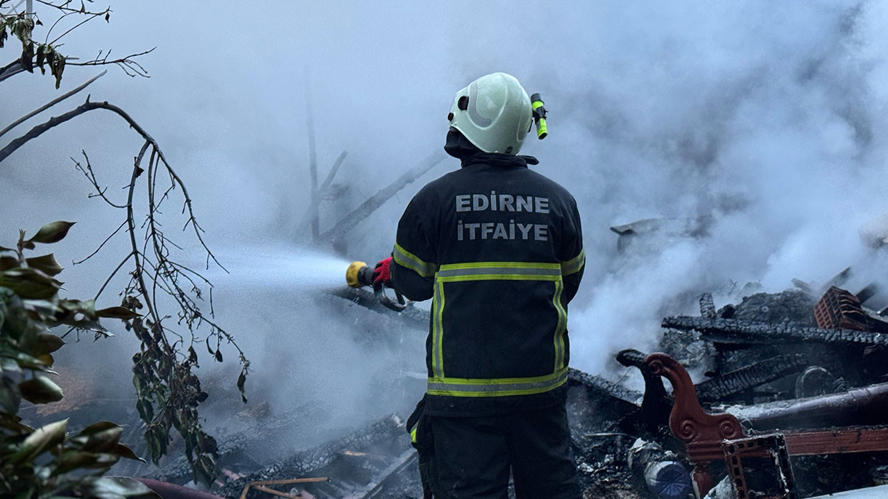 Edirne’de kömürlükler alevlere teslim oldu