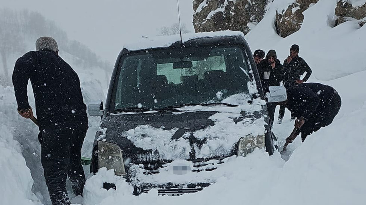 Bahçesaray’da çığ faciası son anda atlatıldı: Araçtaki aile ölümden döndü