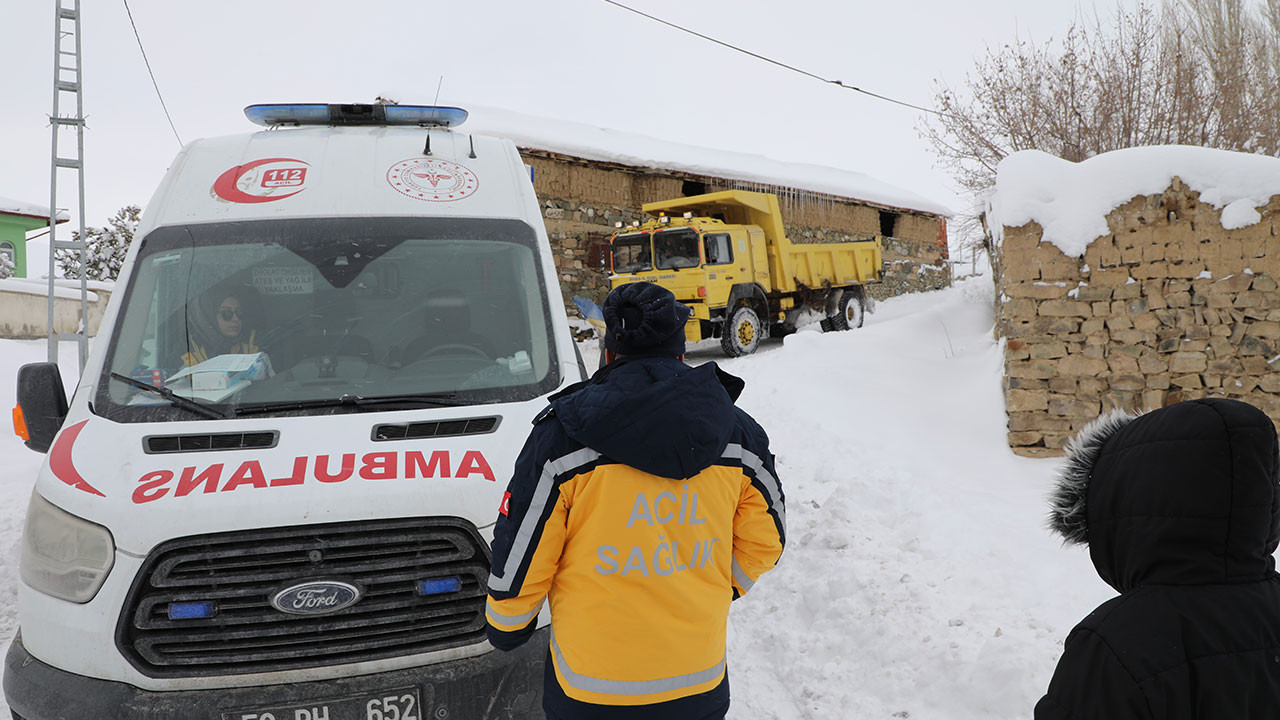 Sivas'ta kar engeline takılan hasta için ekipler seferber oldu