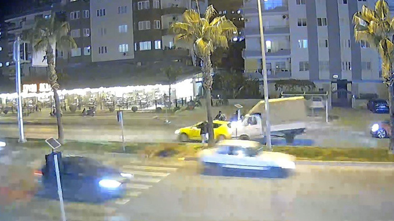 Yayaya yol vermek isterken zincirleme kazaya neden oldu