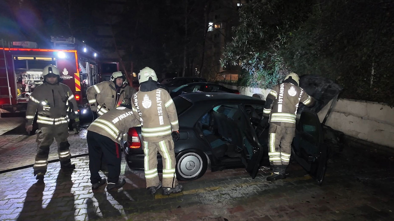 Kadıköy’de apartman otoparkındaki otomobil alev aldı