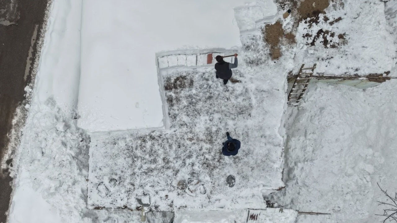 Muş’ta yoğun kar tek katlı evleri görünmez hale getirdi
