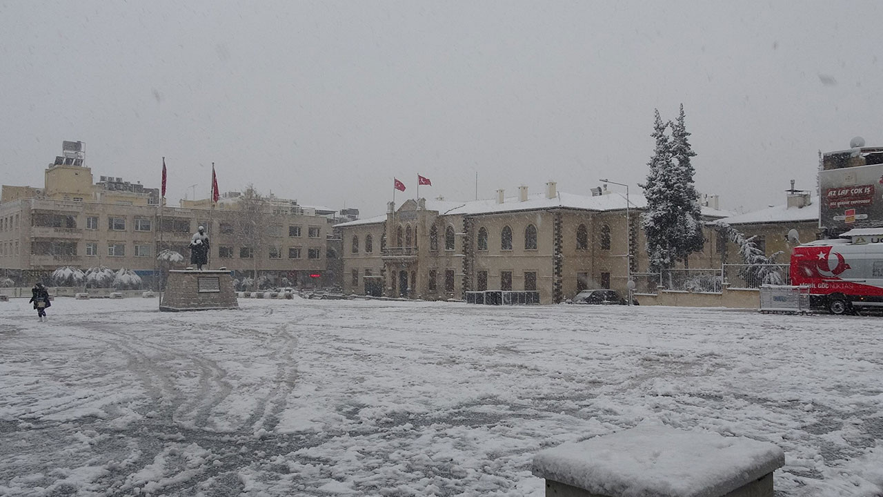 Kilis'te kar yağışı etkili oluyor