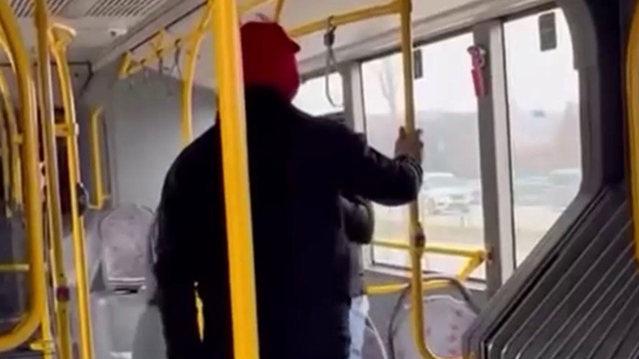 Otobüste tartıştığı genci darbeden şüpheli yakalandı
