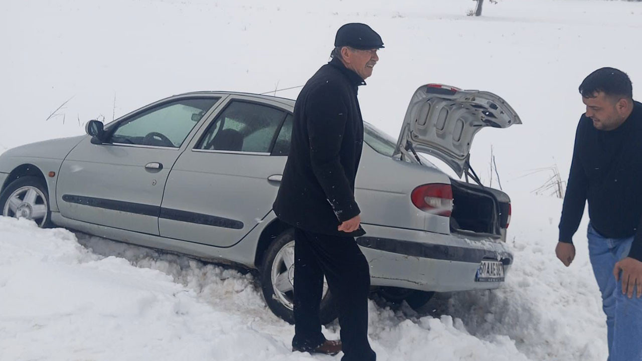 Çorum'da mahsur kalan araçlar için ekipler seferber oldu