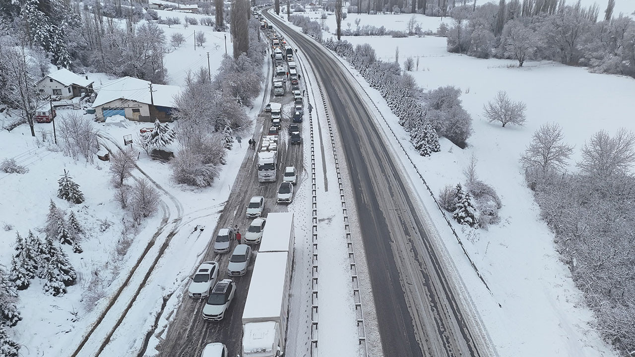 Uşak-Ankara karayolu 3 saat trafiğe kapandı