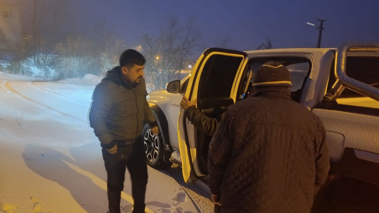 Osmaniye’de karda mahsur kalan iki kadını ekipler kurtardı