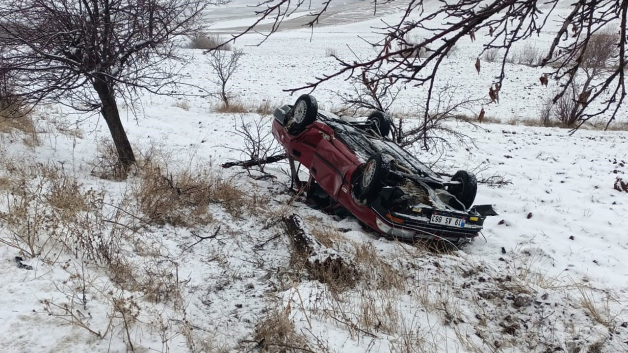 Çorum’da ağaca çarpan otomobil takla attı: 4 kişi yaralandı