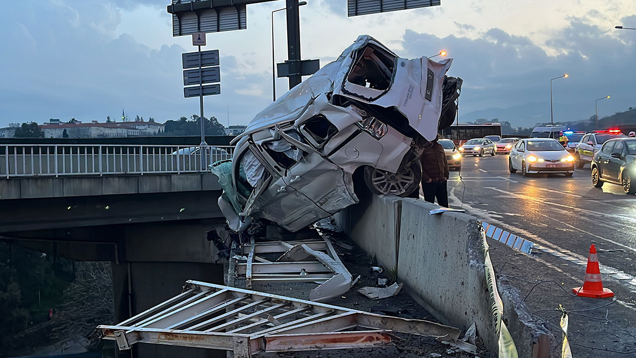 İzmir'de freni boşalan kamyon dehşet saçtı! 1'i ağır 3 yaralı