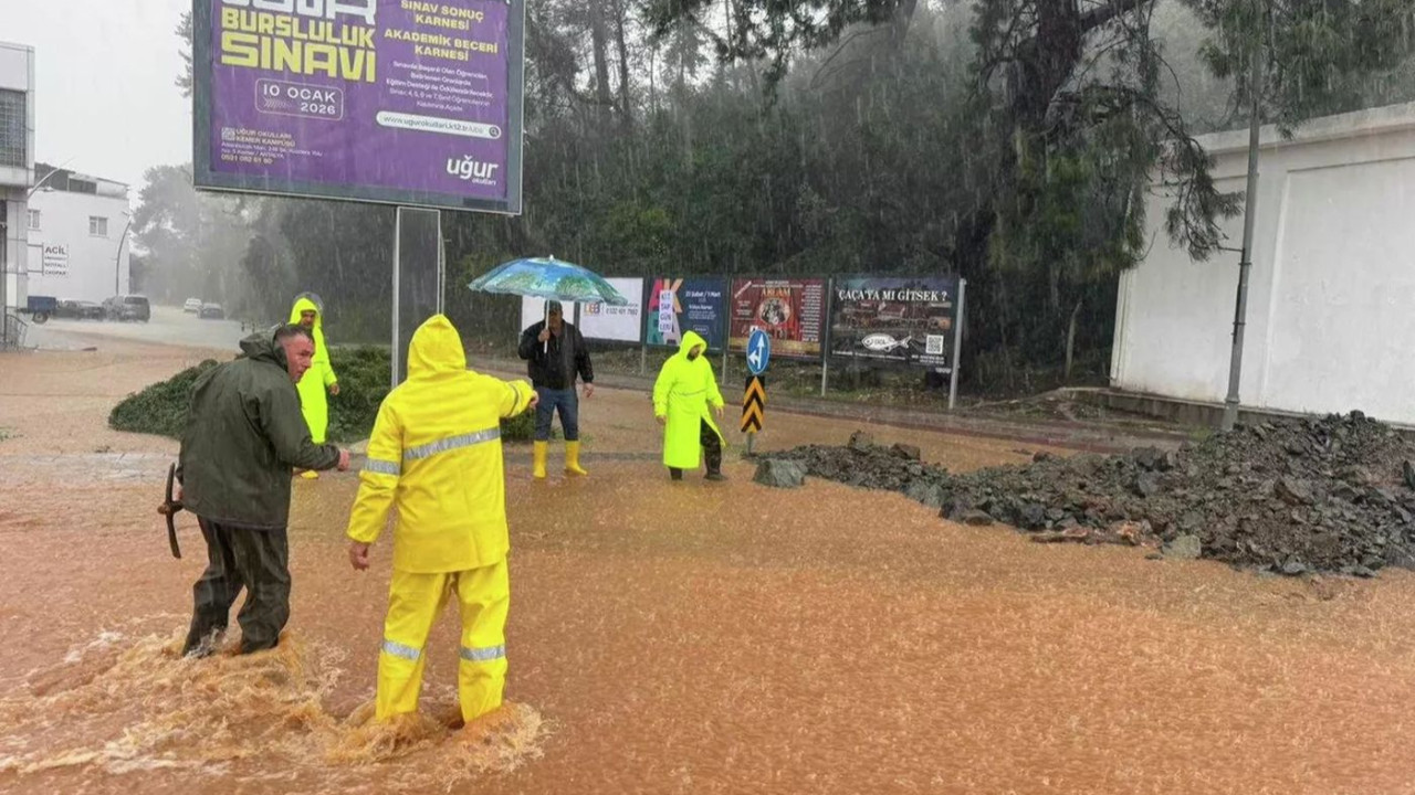 Antalya'da yağış hayatı felç etti: Caddeler su altında kaldı, seralar yıkıldı