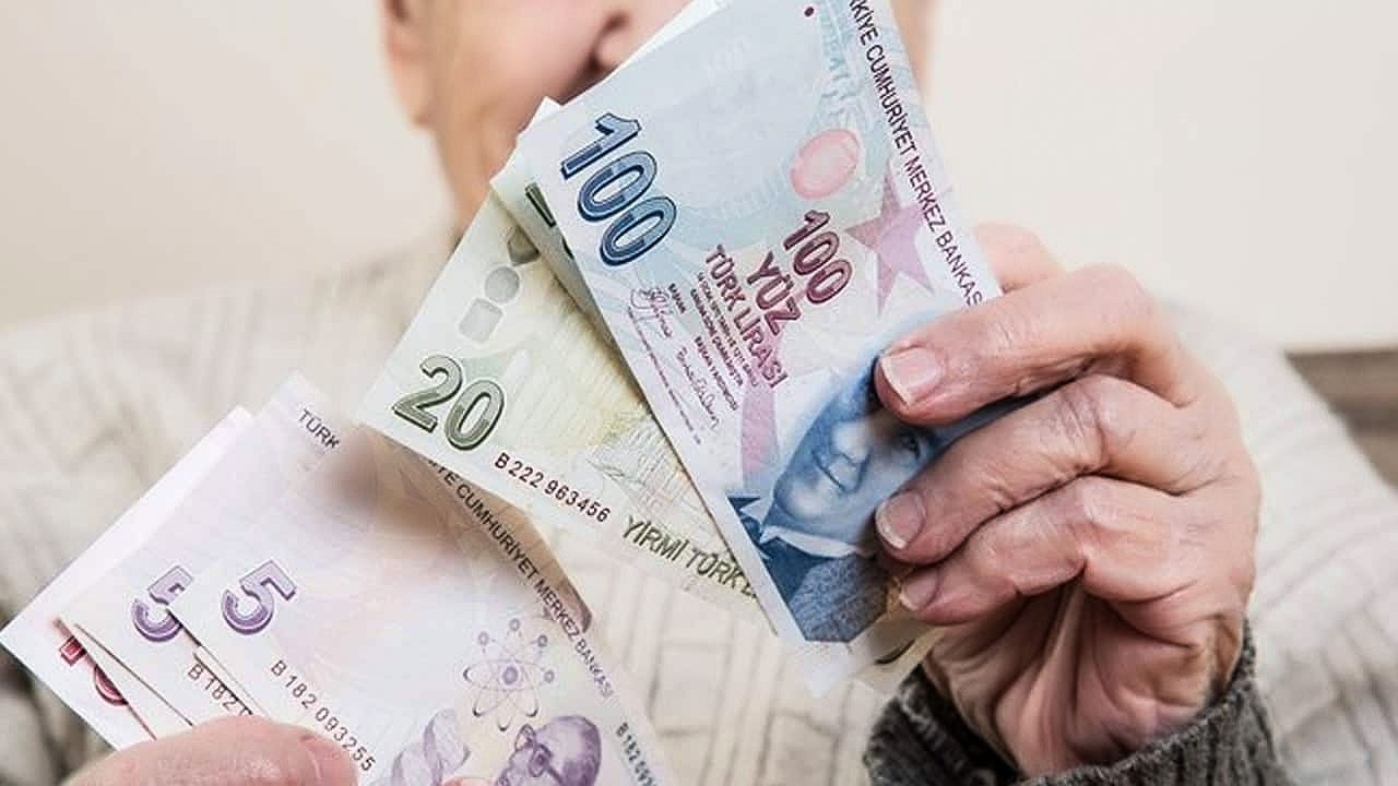 Emekli maaşları için sürpriz karar geldi! Zam düşük kaldığı için bu verilecek!