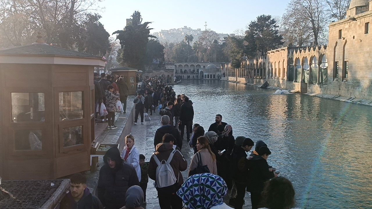 Güneşi gören soluğu Balıklıgöl’de aldı