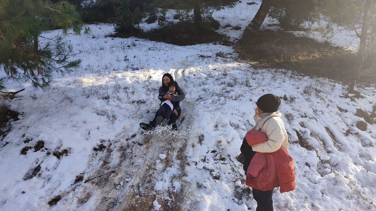 Mersinliler hafta sonu kar yağan yaylalara akın etti