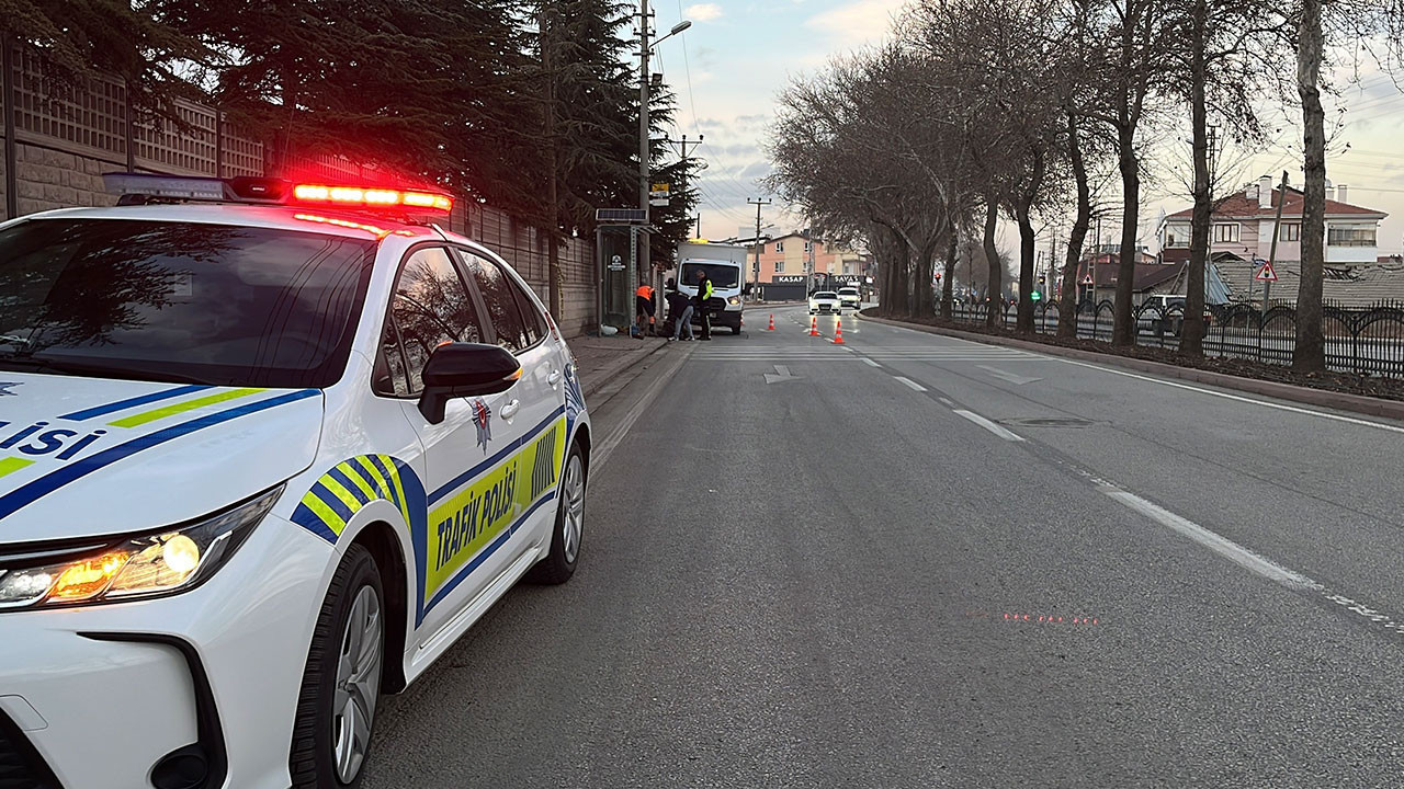 Konya'da motosiklet otobüs durağına çarptı: 1 ölü