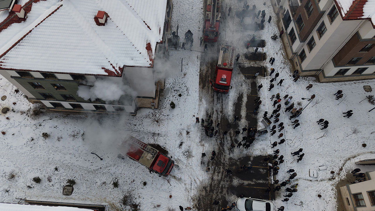 Elazığ’da apartman dairesinde yangın: 11 kişi dumandan etkilendi