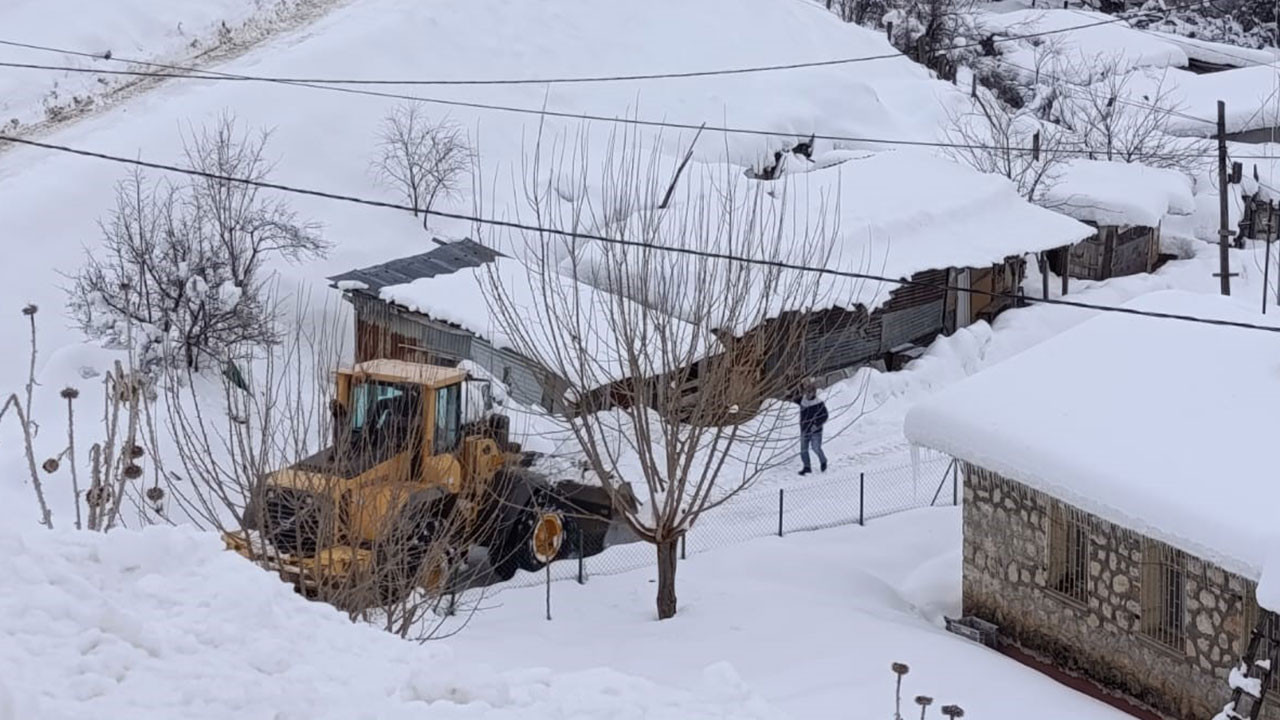 Tunceli'de karla mücadele çalışmalarını aralıksız sürdürüyor