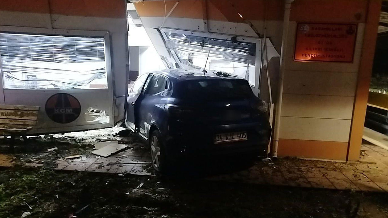 Silivri'de akollü sürücü kantar binasına çarptı