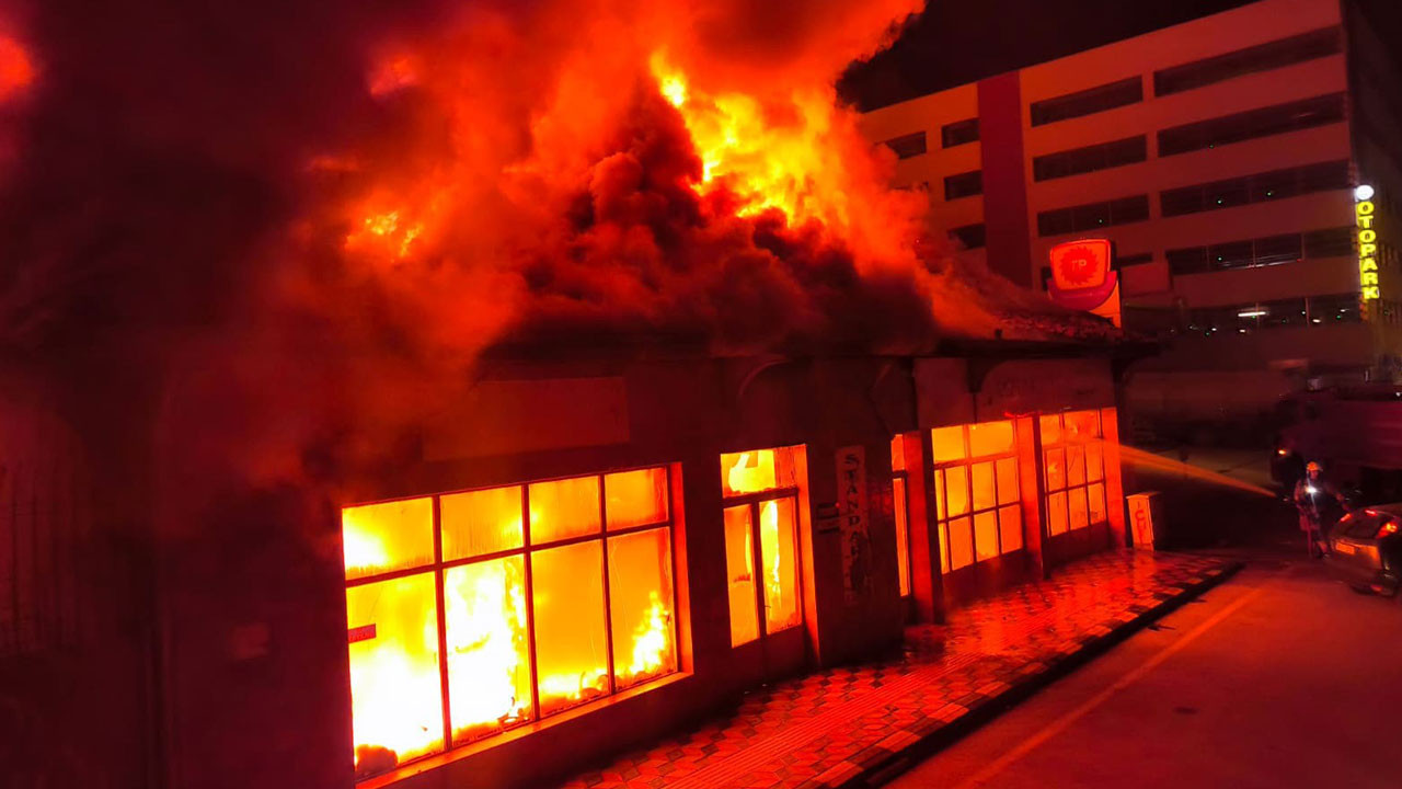 Akaryakıt istasyonunun yanındaki bina alevlere teslim oldu