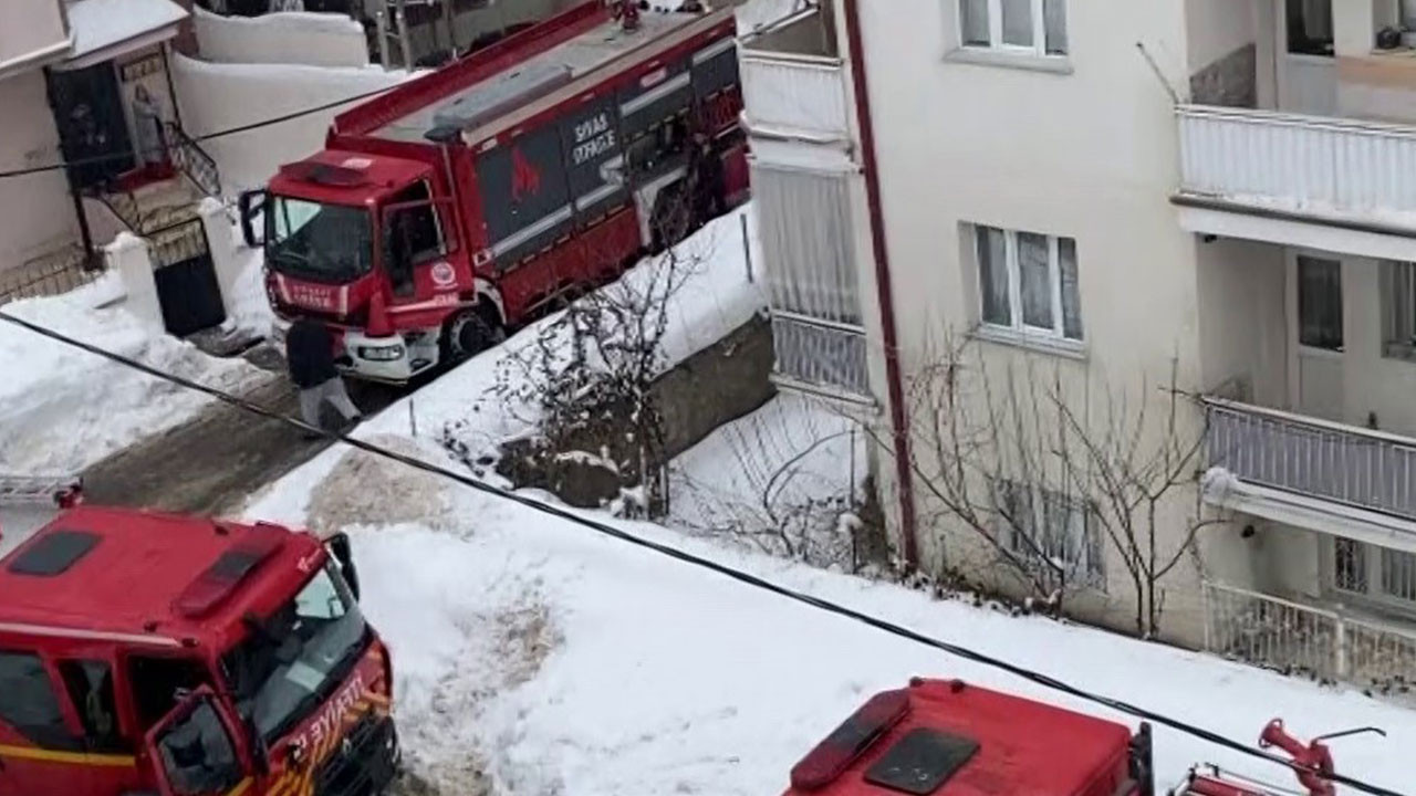 Sivas'ta çatıda çıkan yangın paniğe neden oldu