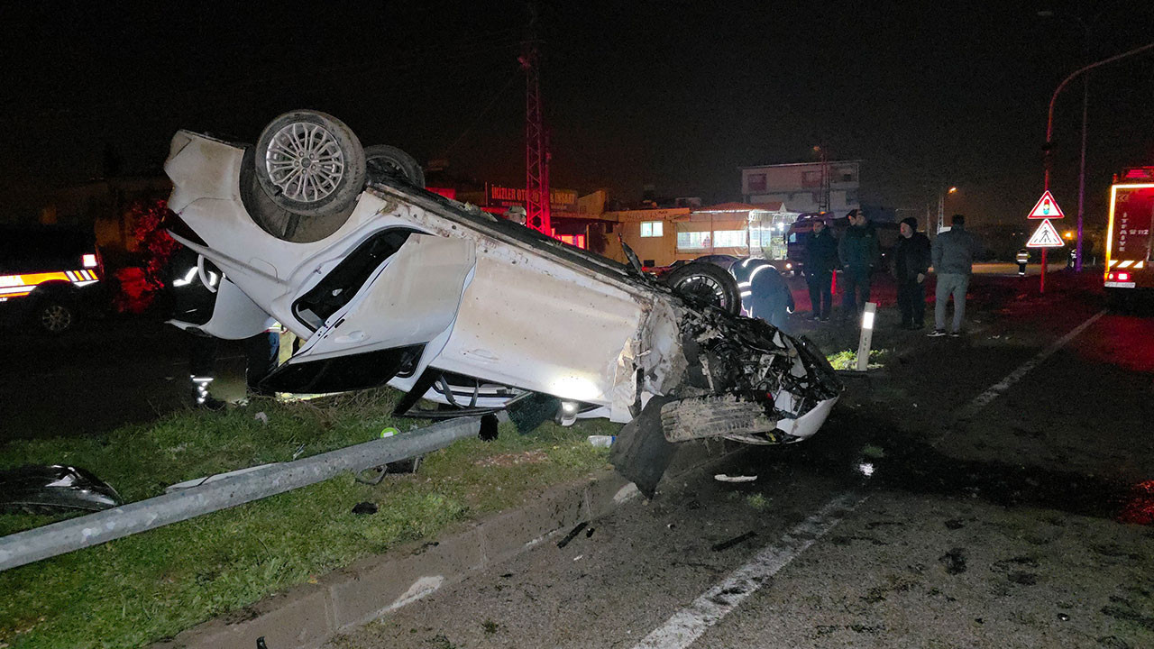 Aydınlatma direğine çarpan otomobil takla attı