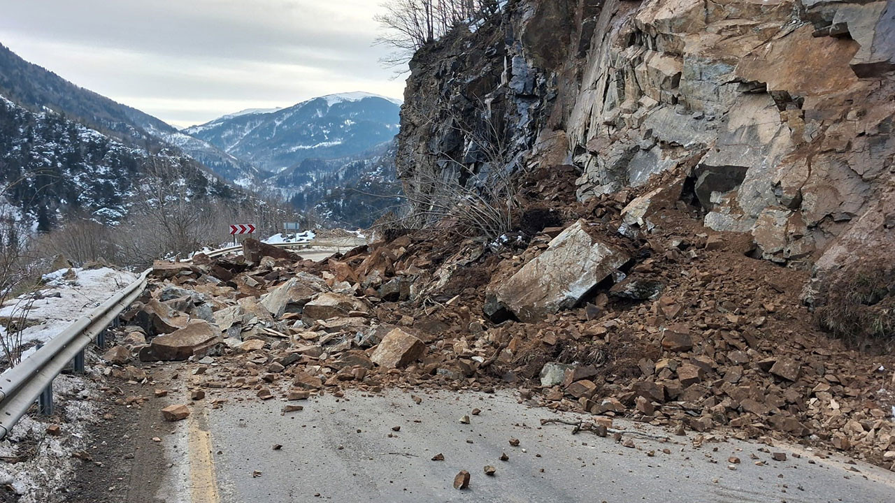 Giresun-Sivas kara yolunda heyelan: Yol kontrollü olarak ulaşıma açıldı