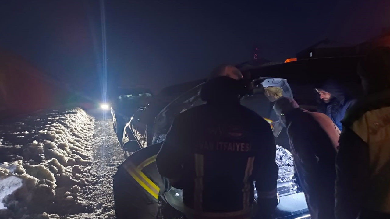 Seyir halindeyken yanan aracın motoruna karla müdahale