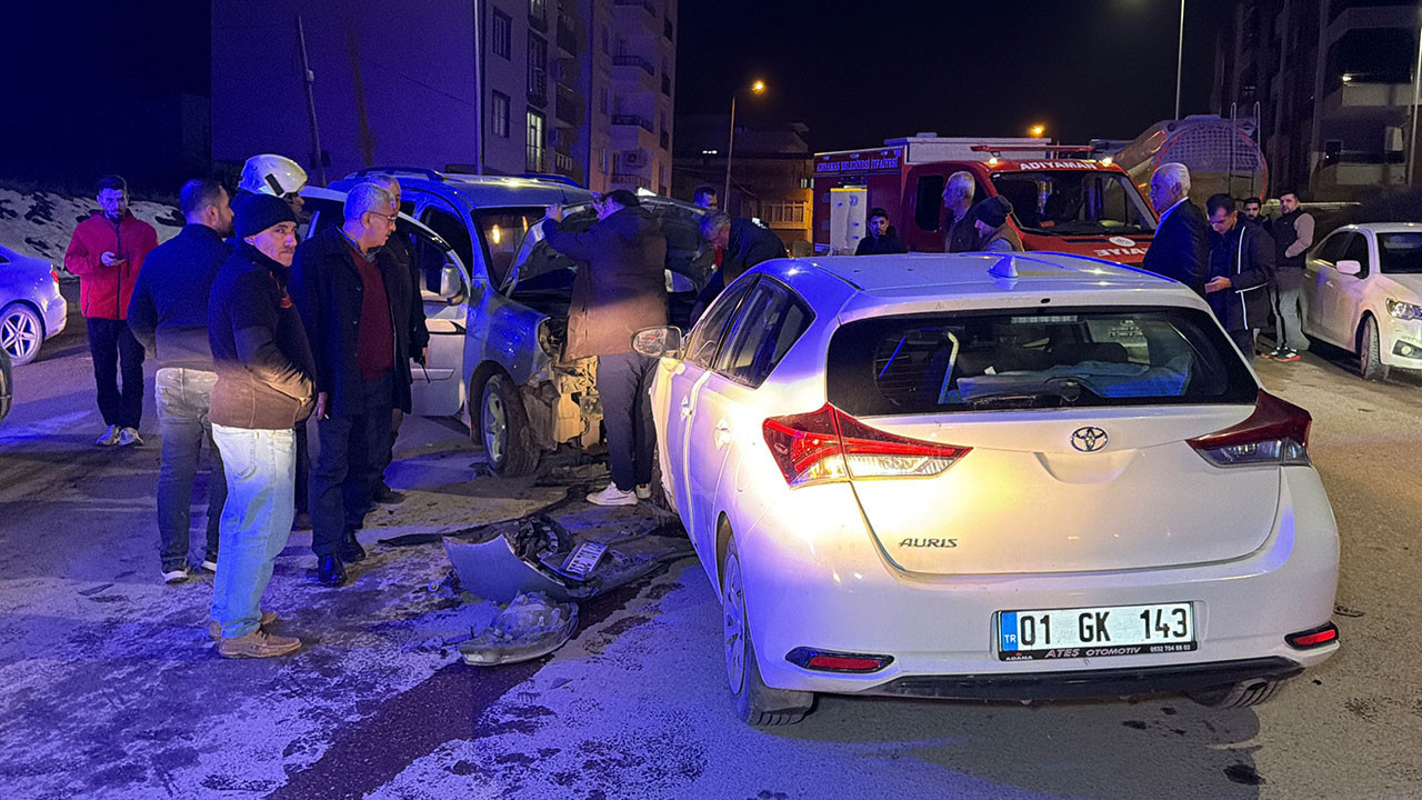 Adıyaman’da otomobil ile hafif ticari araç çarpıştı