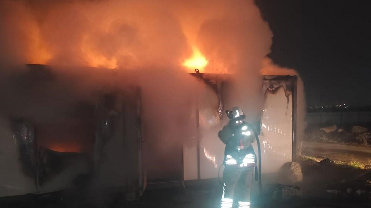 Hatay'da konteyner alevlere teslim oldu