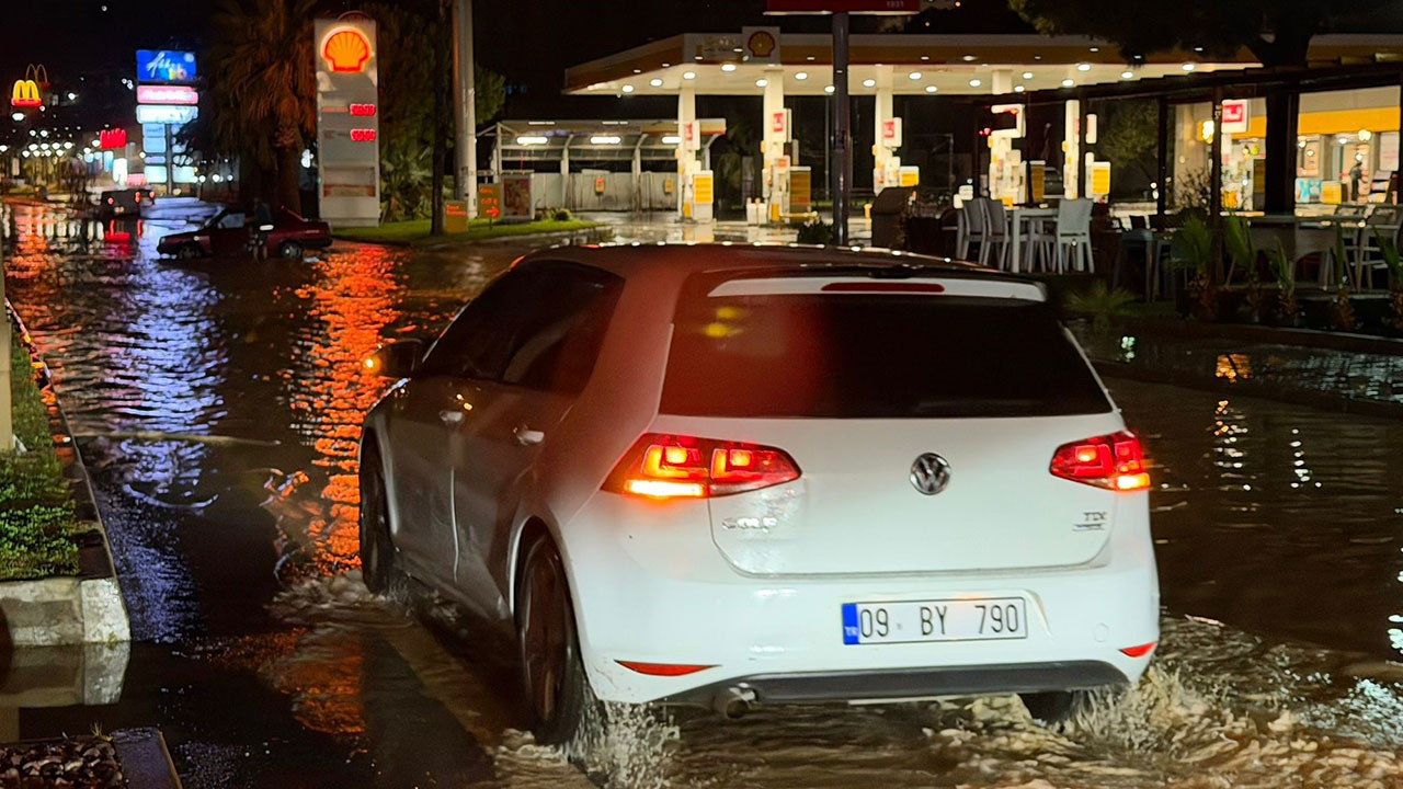 Kuşadası’nda sağanak yağış yolları göle çevirdi