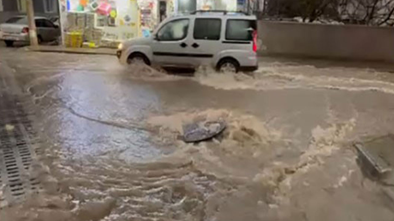 İzmir’de sağanak ve fırtına hayatı felç etti