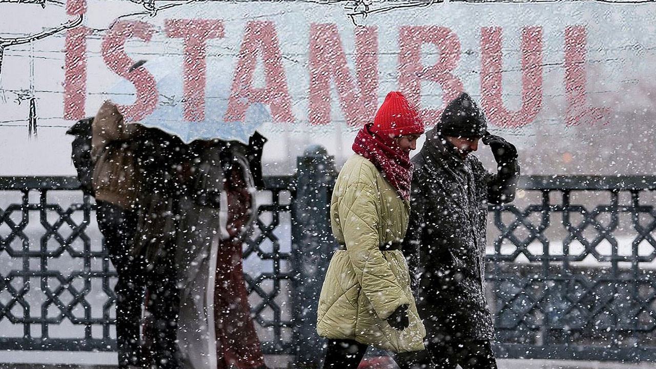 İstanbul'a yoğun kar yağışı geliyor! Okullar açıldığı gün tatil kararı gelebilir