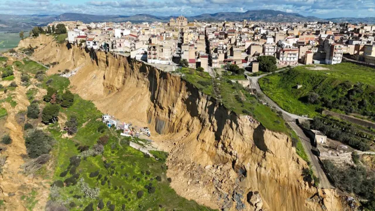 Harry Kasırgası Sicilya'yı vurdu. 4 kilometrelik yamaç çöktü, 1,5 milyar Euro zarar oluştu