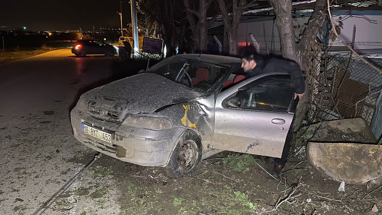 Kontrolden çıkan otomobil ağaca çarptı: 4 yaralı