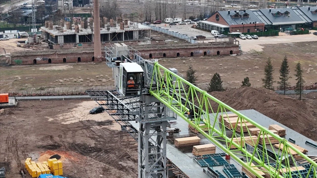 Gökyüzünde milim hesabı: Kule vinç operatörlerinin zorlu mesaisi