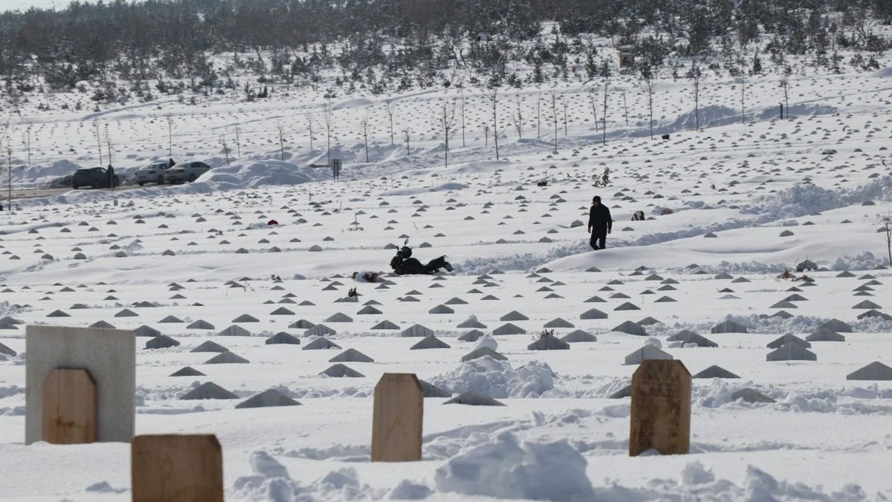 Sivas'ta yoğun kar yağışı! Mezarlık ziyaretleri zorlaştı