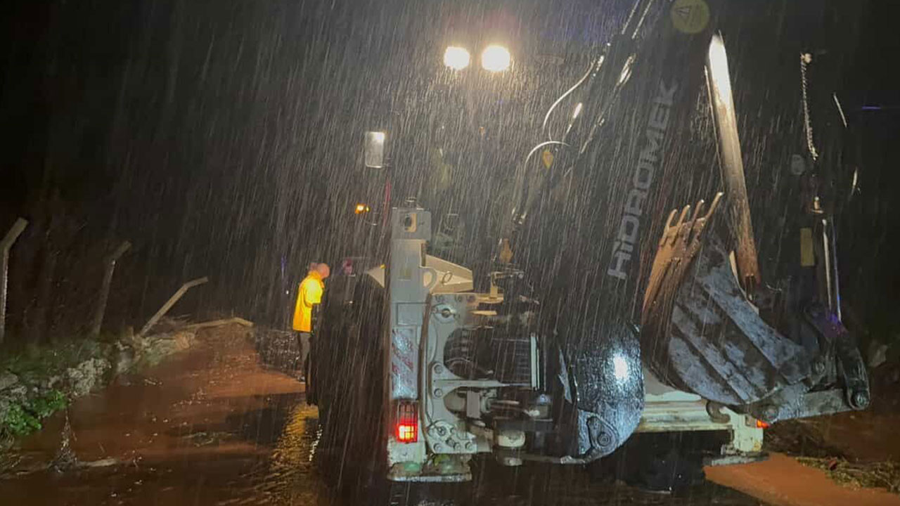 Marmaris'te sağanak yağış etkili oldu, yollar dereye döndü